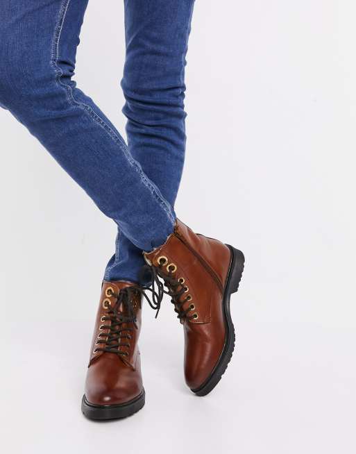 Flat brown 2025 lace up boots