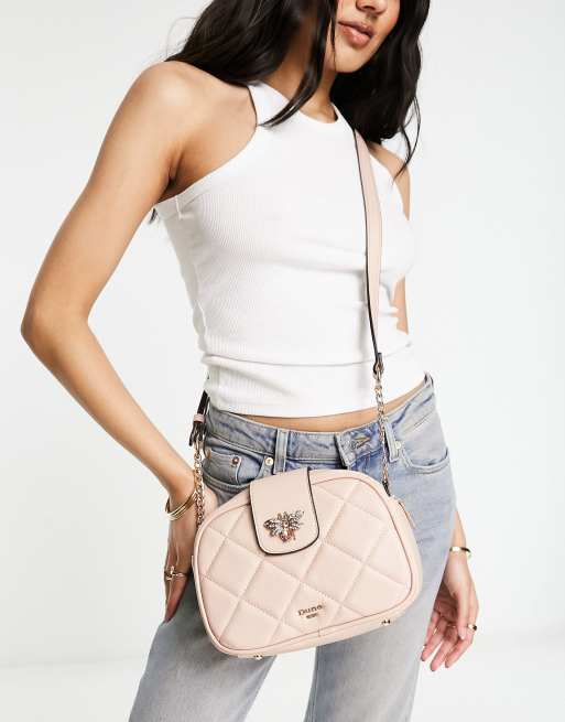 Dune – Jasnobeżowa pikowana torebka crossbody z ozdobą w kształcie pszczoły
