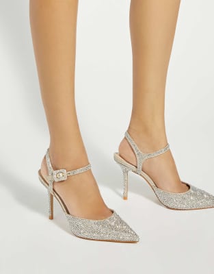  Confident court shoes in gold