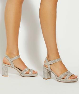  Manifesting smart sandals in gold