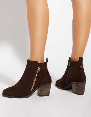  Paicing ankle boots in brown