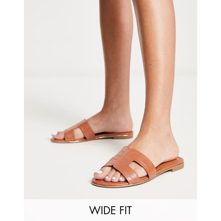 Wide fit flip flops hot sale uk