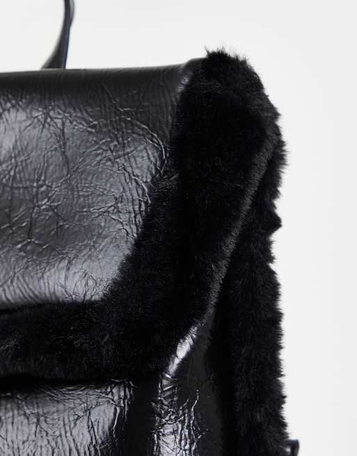 Dune Rucksack in Schwarz mit Kunstpelzbesatz