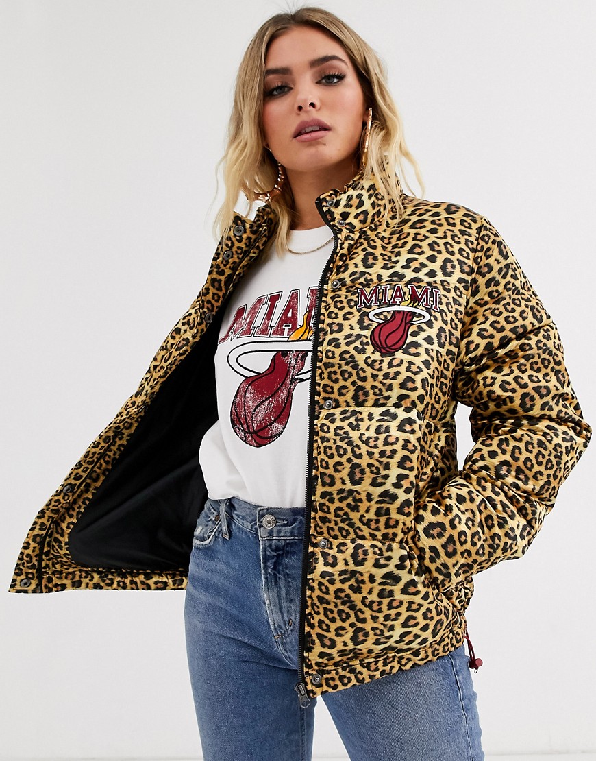 фото Дутая куртка с леопардовым принтом и логотипом nba miami heat-коричневый
