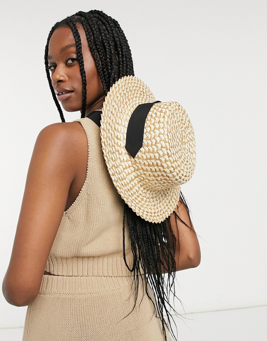 фото Двухцветная соломенная шляпа канотье с завязками под подбородком и регулятором размера asos design-коричневый цвет