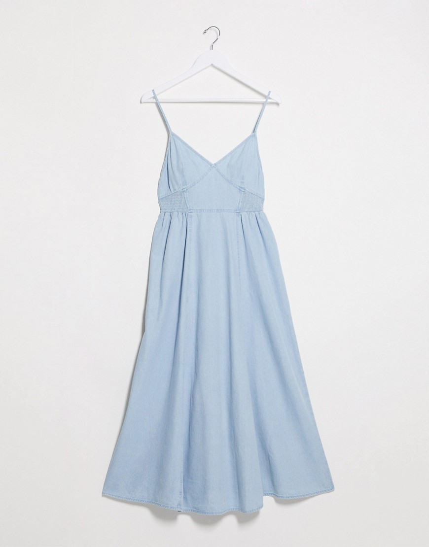 фото Джинсовое платье-комбинация с v-образным вырезом и присборенной талией asos design-голубой