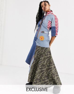 фото Джинсовое платье макси в тонкую полоску с асимметричной камуфляжной вставкой db berdan-синий