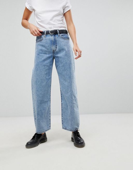 Мужчины в широких джинсах