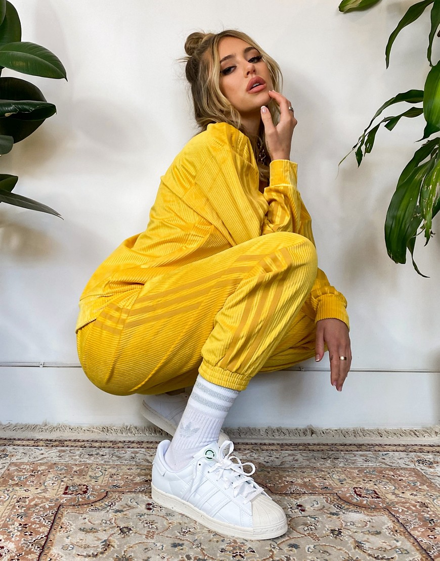 фото Джоггеры из бархата горчичного цвета с манжетами adidas originals comfy cords-желтый