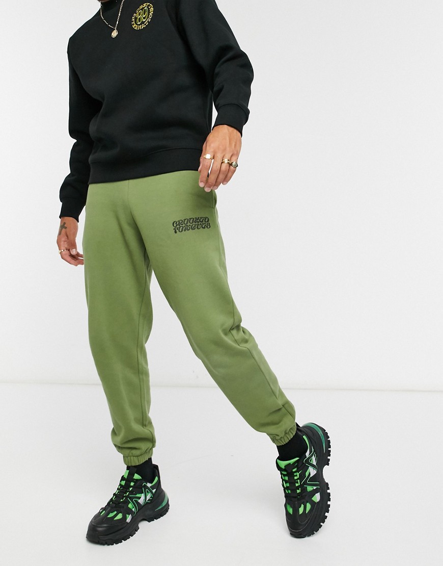 фото Джоггеры цвета хаки с логотипом crooked tongues-зеленый цвет