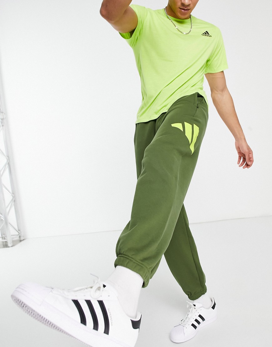 фото Джоггеры цвета хаки с логотипом с 3 полосками adidas training-зеленый цвет adidas performance