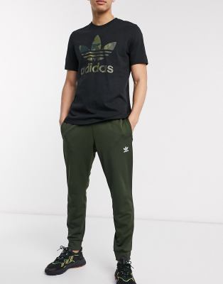 фото Джоггеры цвета хаки с логотипом-трилистником adidas originals essentials-черный