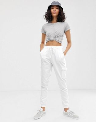 Белая футболка с брюками