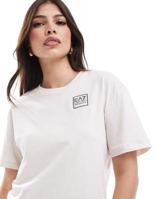 EA7 - T-Shirt in Cremeweiß mit eckigem Logo