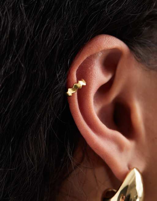 Ear cuff con diseño de ondas chapado en oro de Kingsley Ryan