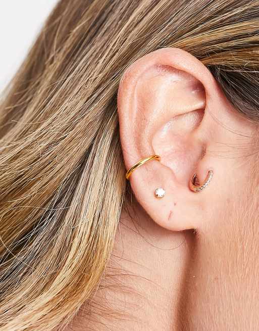 Ear cuff con diseño sencillo de plata de ley chapado en oro de Astrid & Miyu, 2 de 4