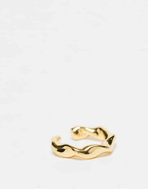 Ear cuff de plata de ley chapada en oro con diseño efecto fundido de Astrid & Miyu, 2 de 4