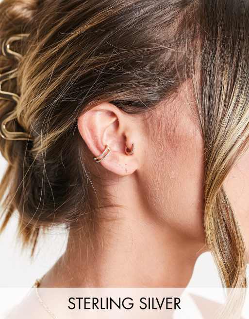 Ear cuff estilo espoleta chapado en oro con incrustaciones de cristales de Astrid & Miyu