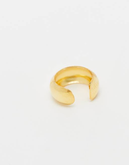 Ear cuff grueso chapado en oro de Kingsley Ryan