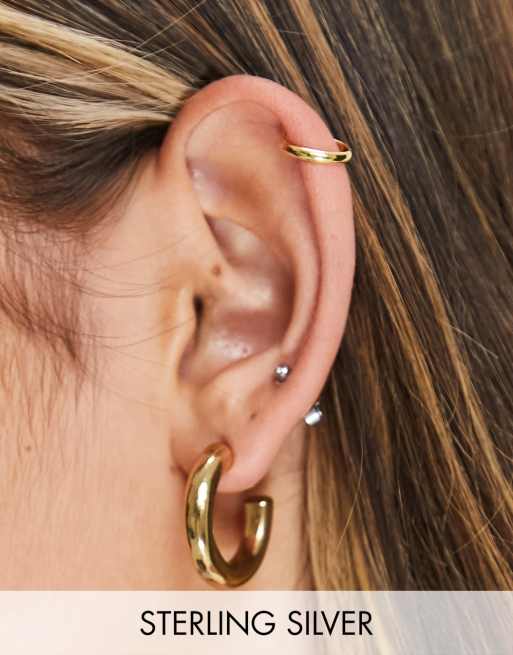 Ear cuff minimalista con diseño de pluma de plata de ley chapado en oro de Kingsley Ryan