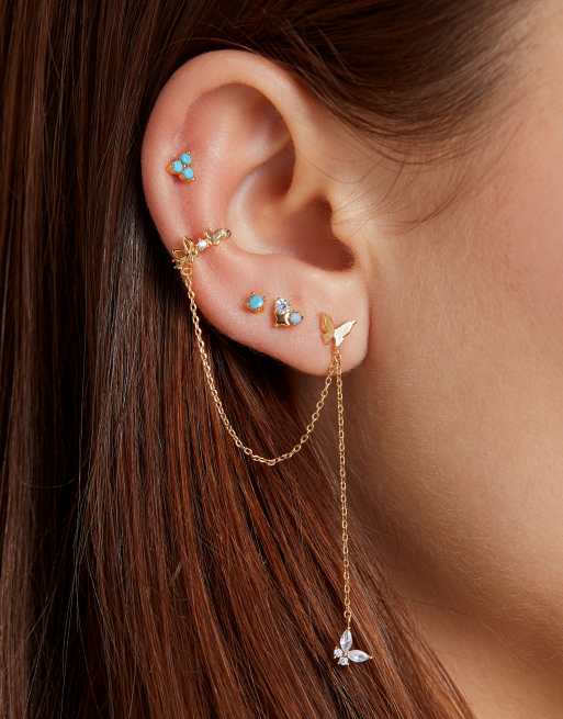 Ear cuff para la oreja derecha chapado en oro con pendiente de botón, cadena y diseño en forma de mariposa de cristales de With Bling