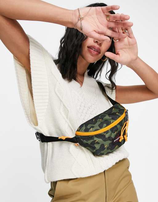 instant Van hen Formulering Eastpak fanny pack in camo | ASOS