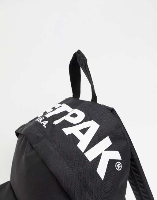 maak een foto Inloggegevens Nageslacht Eastpak Padded Pak'R backpack with bold logo in black 24l | ASOS