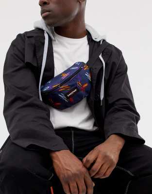 Eastpak - Springer - Gürteltasche mit Kritzelmuster bedruckt, 2 l - Mehrfarbig