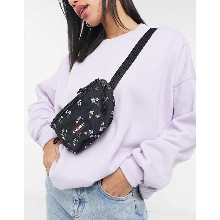 Eastpak noir best sale avec des fleurs