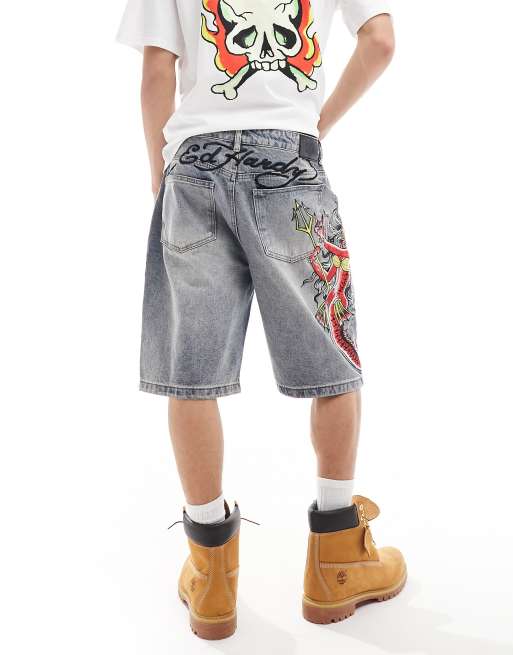Ed Hardy - Pantaloncini skater comodi taglio lungo in denim slavato con dettaglio ricamato