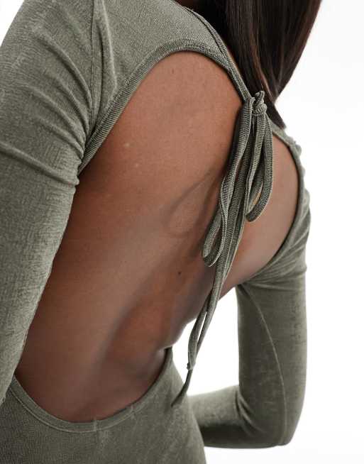 Edikted – Langärmliges, rückenfreies Minikleid in Olivgrün aus anschmiegsamem Material, 4 von 4