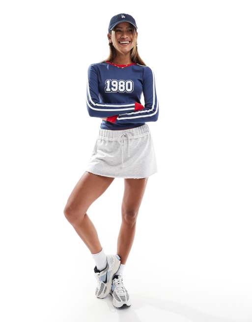 Edikted – Langärmliges Shirt mit knappem Schnitt und „1980“-Print, 3 von 4