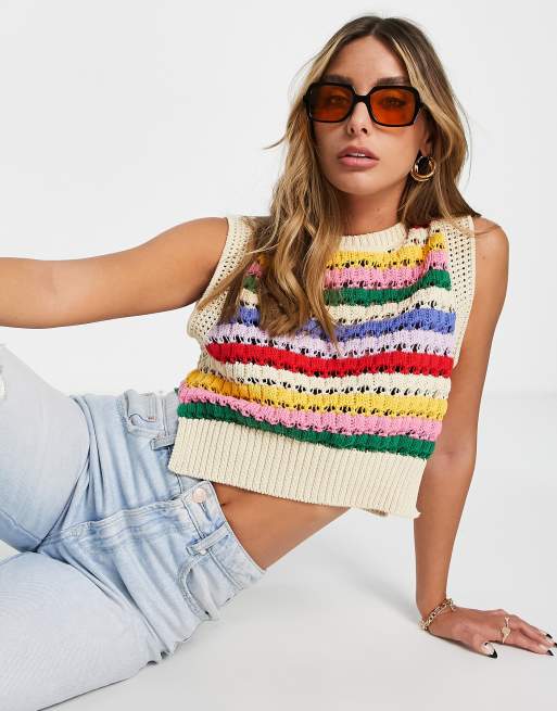 Edited – Kurze Pulloverweste mit Zopfmuster in Regenbogenfarben