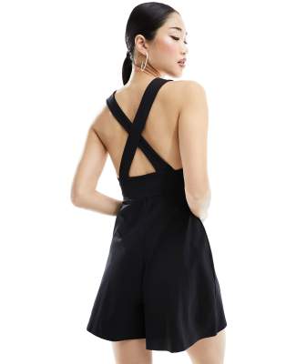 Edited - Pinafore-Playsuit in Schwarz mit hinten überkreuzten Trägern