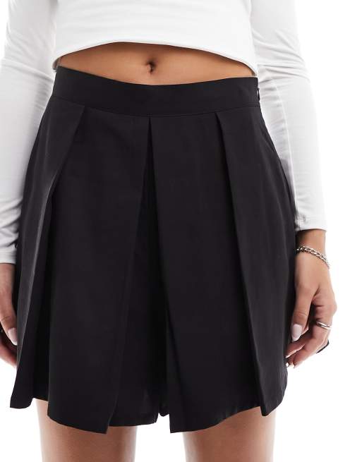 Edited pleated skort in black