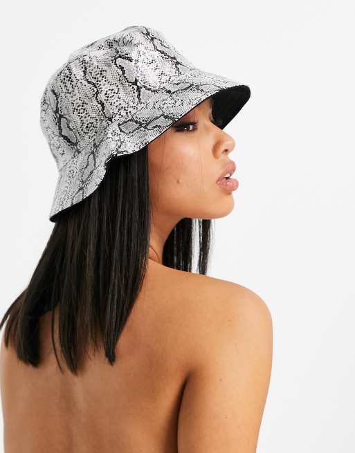 EGO bucket hat in patent grey snake