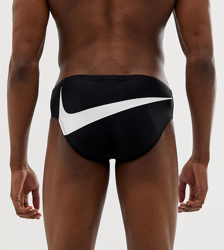 Eksklusive sorte badebukser med stort logo NESS 9098-001 fra Nike Swimming