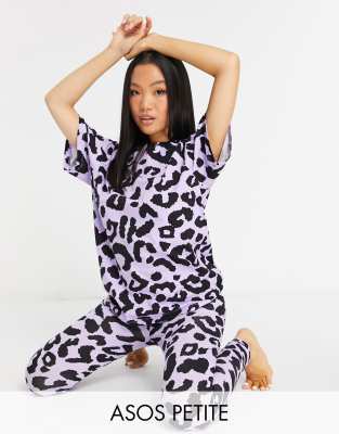 Эксклюзивный пижамный комплект в стиле oversized фиолетового цвета с леопардовым принтом из футболки и леггинсов ASOS DESIGN Petite-Фиолетовый цвет
