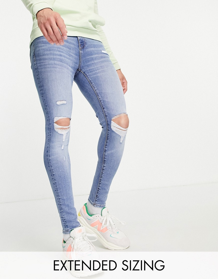 фото Эластичные джинсы выбеленного синего цвета с напылением, дырками на коленях и потертостями asos design-голубой