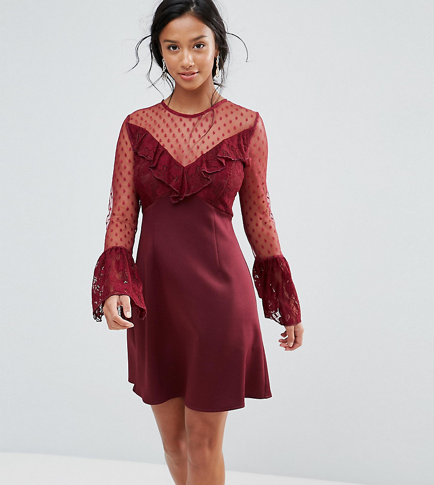 Elise Ryan – Petite – A-linjeformad, långärmad miniklänning med spets och volanger-Röd