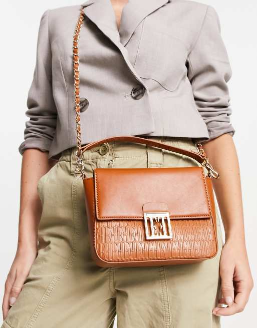 Elle - Gyldenbrun crossbody-taske med kæde og præget logo
