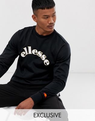 ellesse - Antonio - Gerecycled sweatshirt met gebogen logo in zwart, exclusief bij ASOS
