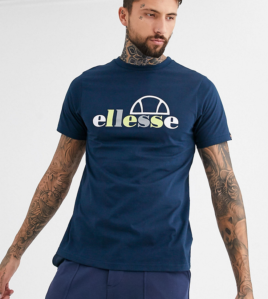 ellesse - Chipolle - marineblå t-shirt med multifarvede logo kun hos ASOS