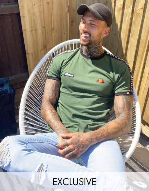 ellesse – Fede – Khakifärgad t-shirt med tejpade detaljer, endast hos ASOS