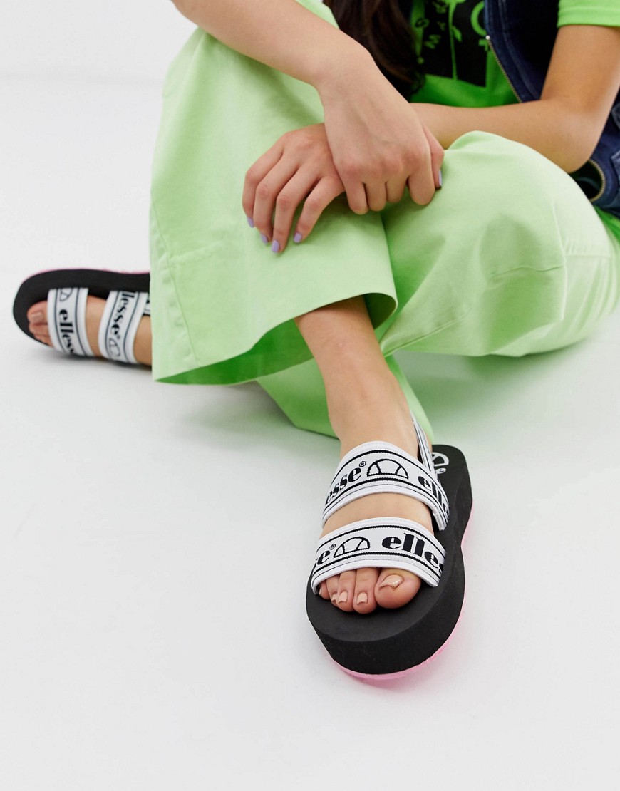 Ellesse – Giglio – Svarta grova flatform-sandaler med loggmönstrade remmar-Flerfärgad