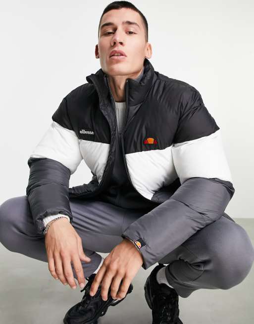 ellesse – Grå och svart blockfärgad pufferjacka, endast hos ASOS