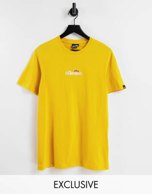 ellesse - Gul T-shirt med lille, centralt logo - Kun hos ASOS