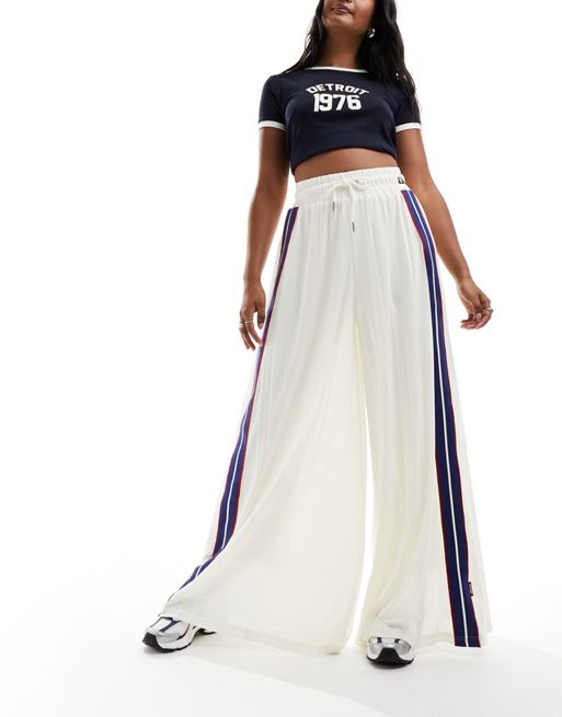 White Capri Leggings Womens Mid Waist Calf Length Pants w/Sports Stripes  Print