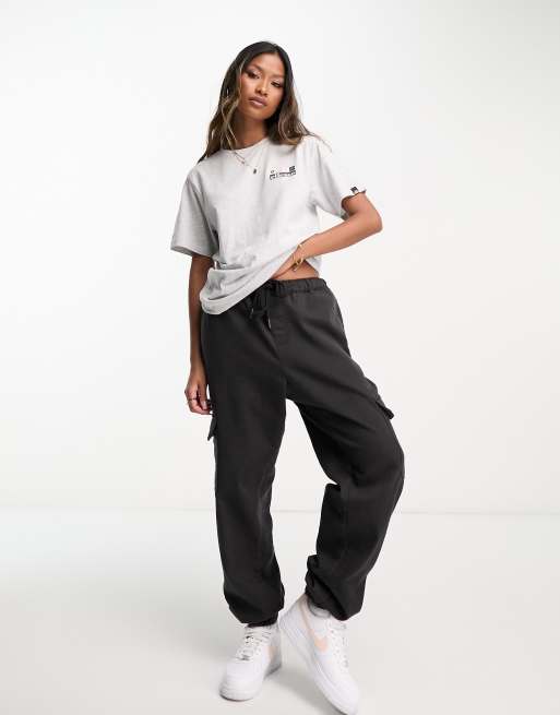 ellesse – Petalian – T-Shirt in Hellgrau mit Gänseblümchen-Print auf dem Rücken, 4 von 4