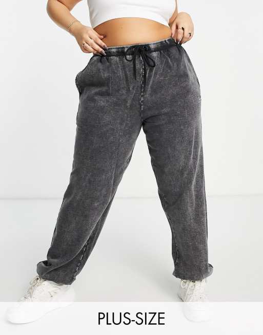 ellesse Plus – Jogginghose in Schwarz mit Acid-Waschung
